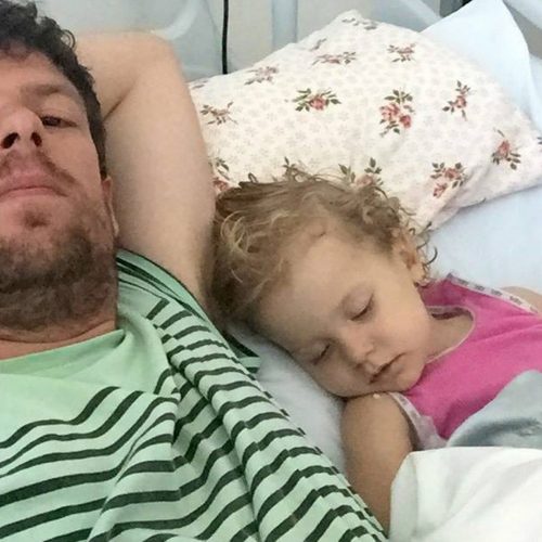 Australiër gearresteerd omdat hij zijn stervende dochtertje (2) met cannabisolie behandelt