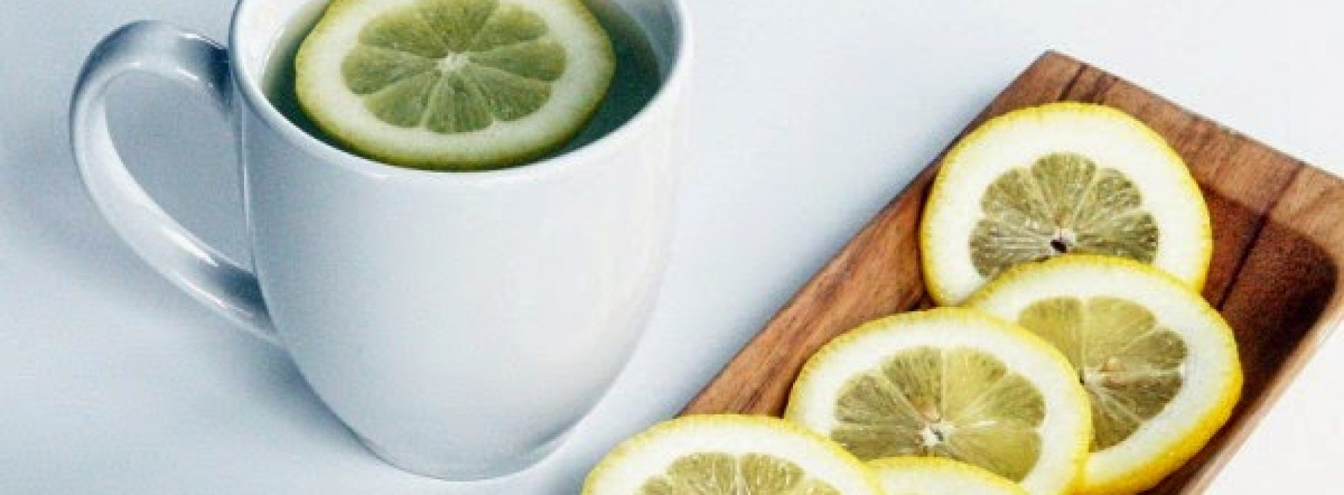 Wat gebeurt er met je lichaam als je warm water met citroen drinkt vroeg in de ochtend?