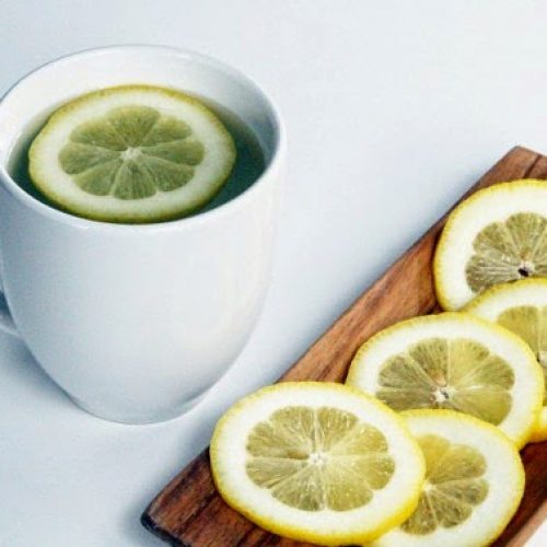 Wat gebeurt er met je lichaam als je warm water met citroen drinkt vroeg in de ochtend?