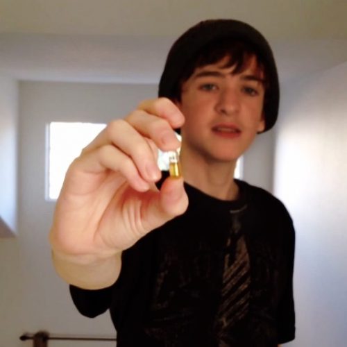 VIDEO: Tiener behandelt ziekte van Crohn met cannabis en krijgt zijn leven terug