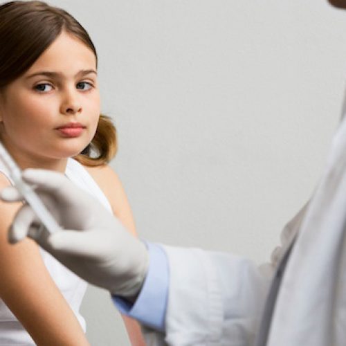 “Laat dit een waarschuwing zijn voor ouders”: HPV-vaccin Gardasil vernielt eierstokken van 16-jarig meisje