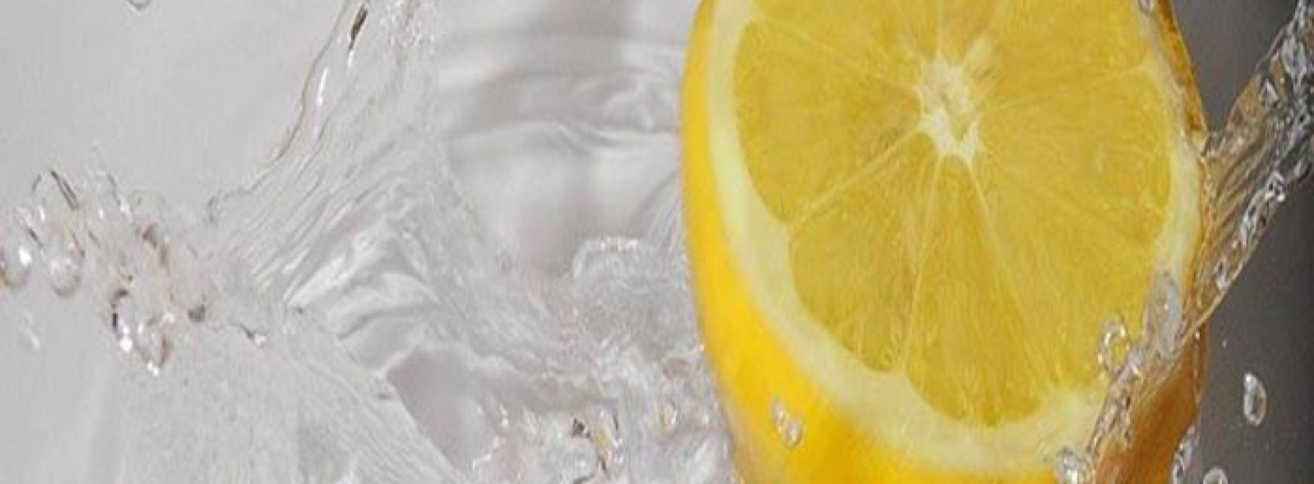 Waarom je de dag zou moeten beginnen met een glas warm water met citroen en honing