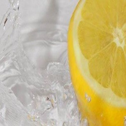 Waarom je de dag zou moeten beginnen met een glas warm water met citroen en honing
