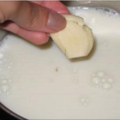 Vrouw doet knoflook in melk – zie welke ziekten ze kan genezen!