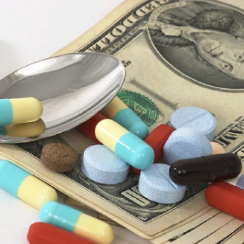VIDEO: Big Pharma verdient fortuin met dodelijke medicijnen én komt er nog mee weg ook