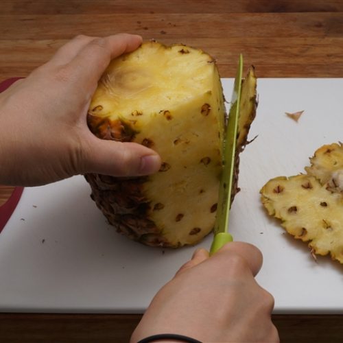 Als je ziet wat je met ananas schillen kan doen gooi je ze nooit meer weg!