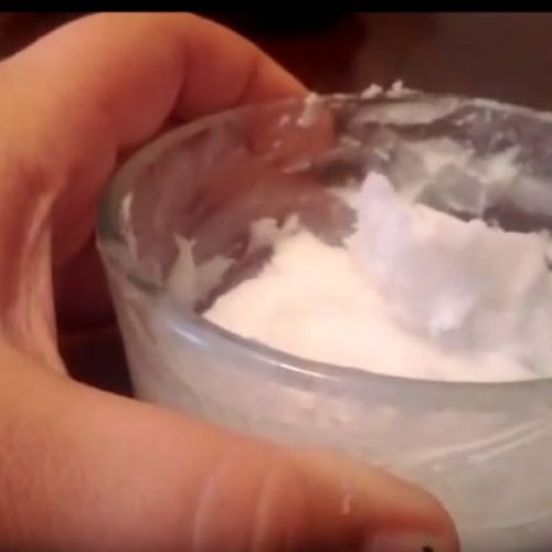Was je gezicht met kokosolie en bicarbonaat 3 keer per week, en dit zal er gebeuren in een maand. (Video)