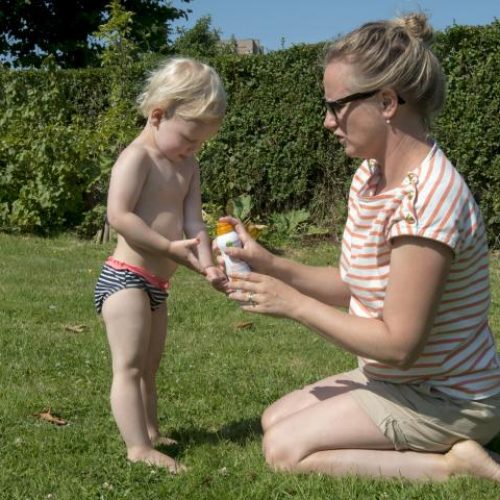 Kinderopvang vindt zonnebrandcrème ongezond en smeert kinderen niet in