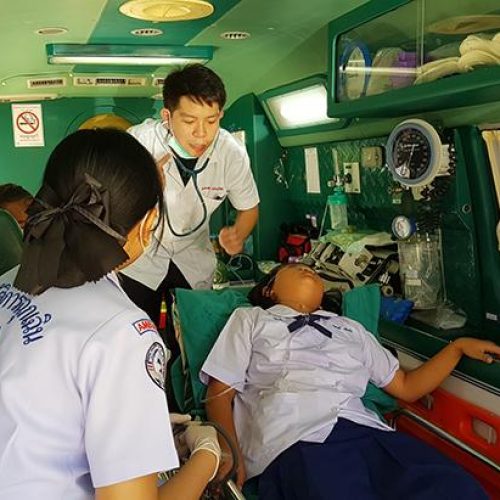 Thaise schoolmeisjes belanden in ziekenhuis na HPV-vaccin. Wanneer komt er een einde aan deze waanzin?