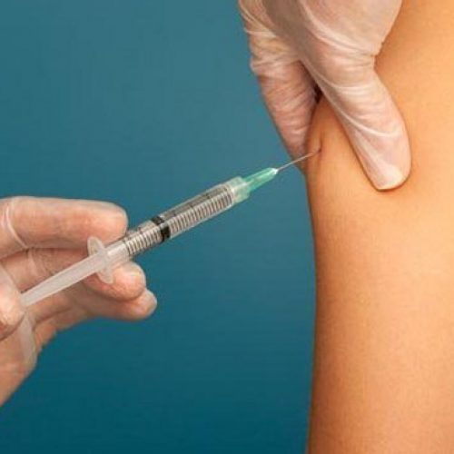 Schokkend: honderden Ierse meisjes hadden medische hulp nodig na HPV-vaccin. Spannen de overheid en media samen?