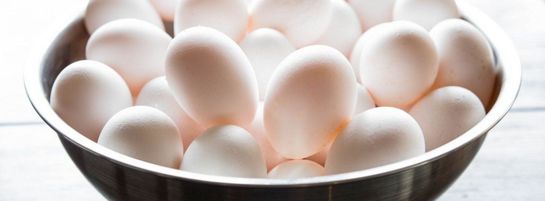 Eieren beschermen juist tegen hartziekten (en veroorzaken ze dus niet). We zijn dus weer jarenlang misleid over voeding…