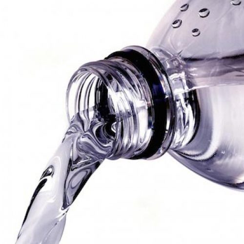 Onderzoek waarschuwt dat water in flessen mogelijk toxische microplastics bevat