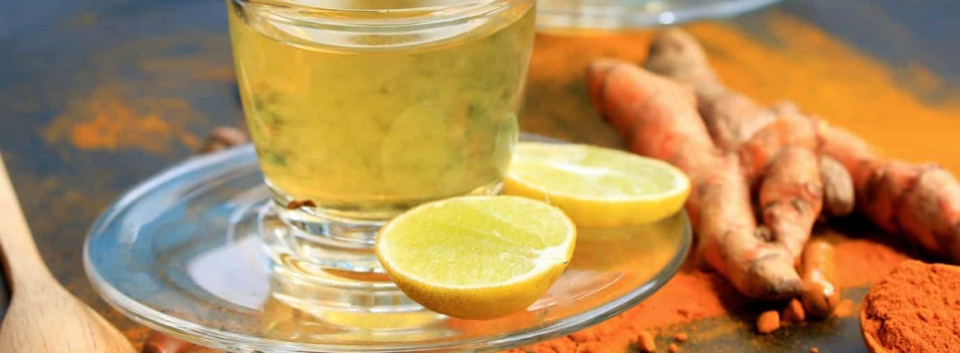 De wetenschap legt uit wat er met je lichaam gebeurt als je elke dag citroenwater met kurkuma drinkt