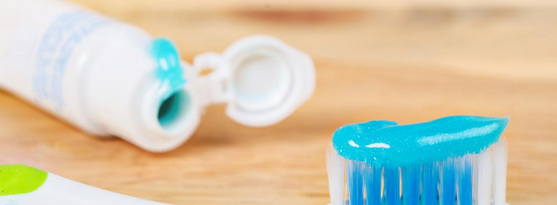 Studie onthult gevaren van te veel fluoride, zegt dat kinderen een verhoogd risico hebben op tandbederf door het gebruik van te veel tandpasta