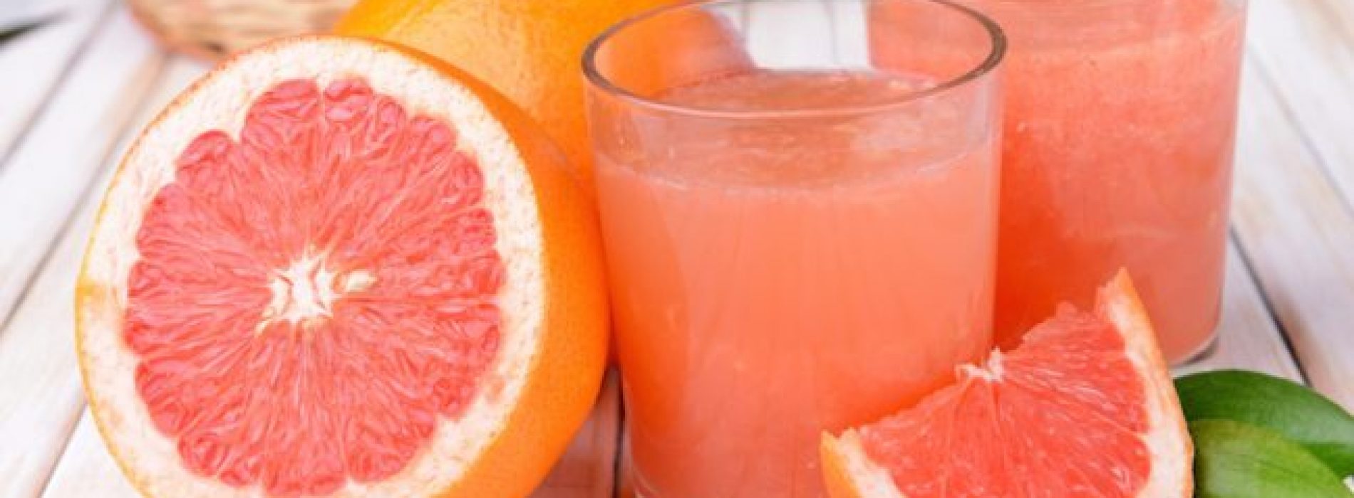 Grapefruitsap drinken vermindert de verharding van de slagaderen, voorkomt hartaandoeningen en beroertes