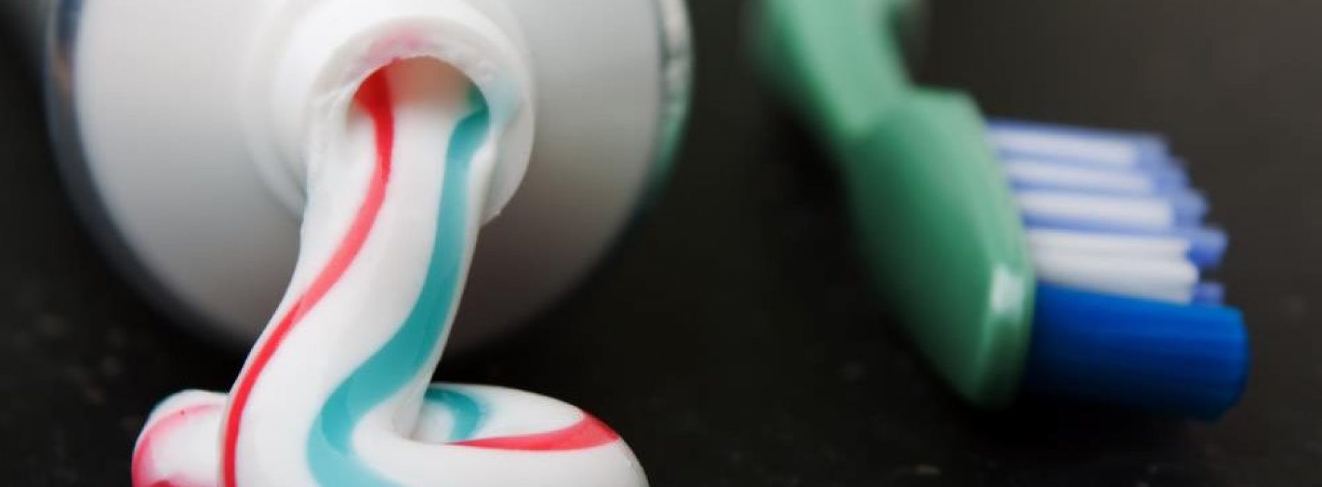 Vergiftig je jezelf met commerciële tandpasta?