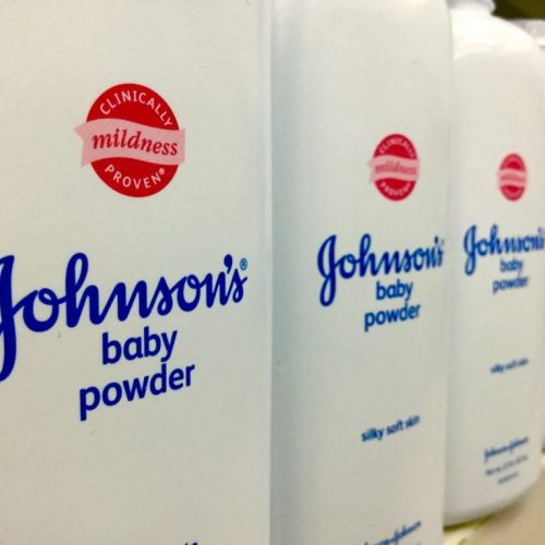 ALWEER! – Johnson en Johnson roept 33.000 flessen babypoeder terug nadat de FDA asbest in monsters hebben gevonden