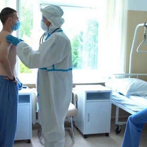 Terwijl Rusland de laatste fase van het coronavirusvaccinonderzoek begint, bevestigden vrijwilligers immuniteit en geen bijwerkingen te hebben
