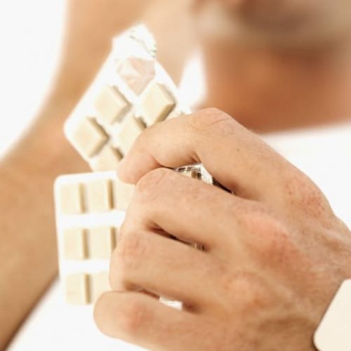 Hoe de nicotine kauwgom en patches SCAMS zijn, gemaakt en op de markt gebracht door Big Pharma om u verslaafd te houden aan een dodelijk medicijn