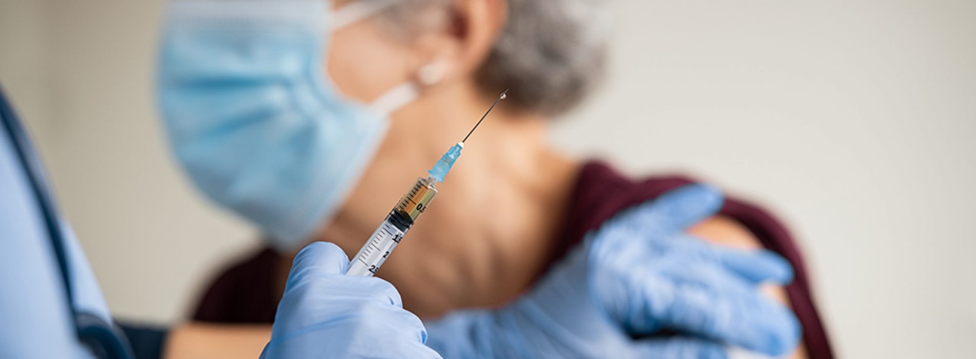 ‘Dwang is geen toestemming’: arts en advocaat laten geen spaan heel van vaccinatiecampagne