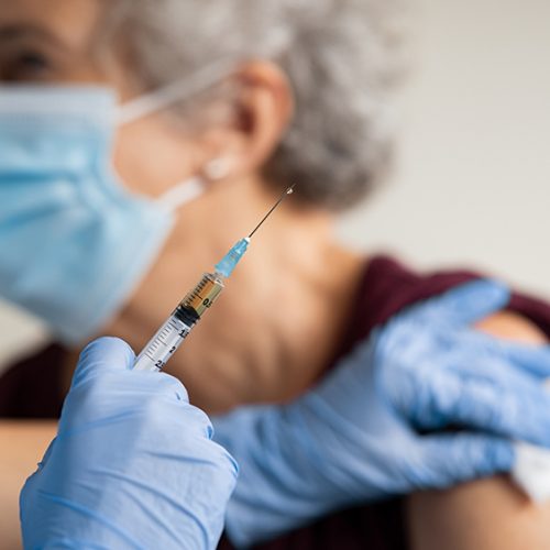 ‘Dwang is geen toestemming’: arts en advocaat laten geen spaan heel van vaccinatiecampagne