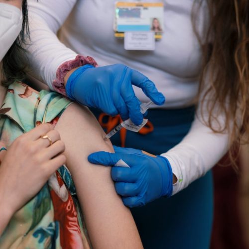 CDC onderzoekt meldingen van hartontsteking bij jonge ontvangers van Covid-vaccins
