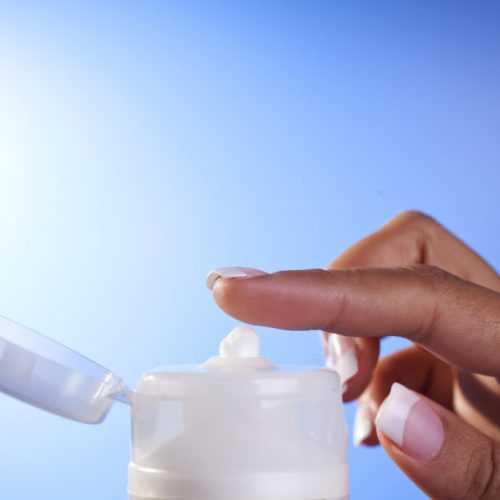 Zonnebrandcrème WAARSCHUWING: Kankerverwekkende chemische stof gevonden in 78 populaire zonnebrandproducten