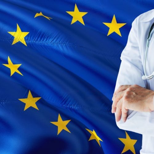 ‘Onnodig, misleidend, catastrofaal’: senior Europese artsen zijn co-auteur van een expertverklaring over COVID-vaccin voor kinderen