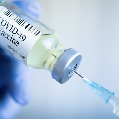 Vergelijking van officiële overheidsrapporten suggereert dat volledig gevaccineerd het verworven immunodeficiëntiesyndroom veel sneller ontwikkelt dan verwacht