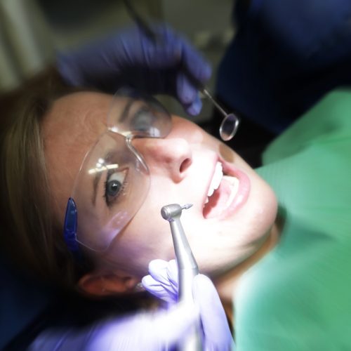 GLOEDNIEUW ONDERZOEK vindt dat mensen met tandvleesaandoeningen een verhoogd risico hebben op psychische aandoeningen