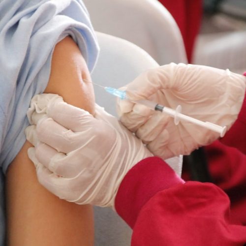 Vaccinverhaal stort in omdat onderzoek van Harvard aantoont dat prikken gevaarlijker zijn dan COVID