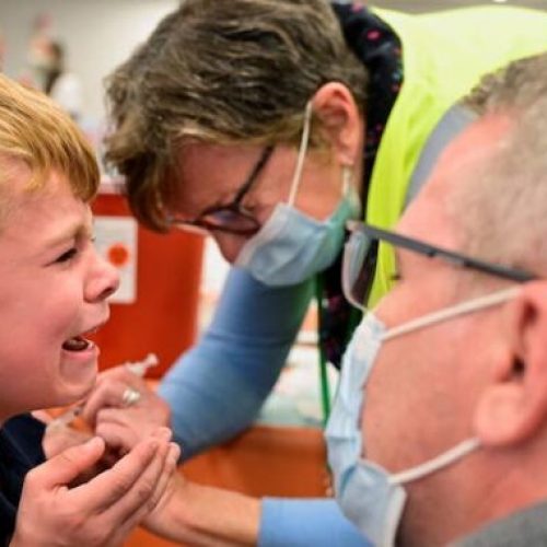 FDA-chef roept op tot onmiddellijke beëindiging van COVID-vaccins: “Miljoenen vallen dood neer”